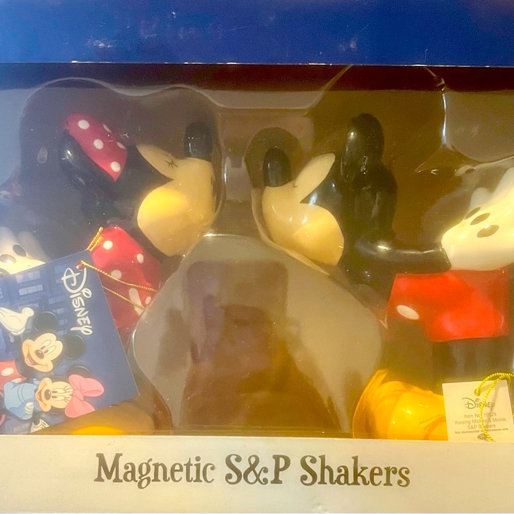 New magnetic Minnie and Mickey salt and pepper shakers ￼